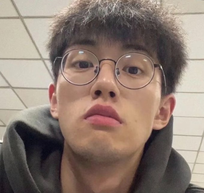 回校第一天上课，困死了，一上课都憔悴了很多，不如找人一起睡觉，想找哥哥睡觉，有哥哥晚上一个人的嘛，来陪弟弟睡觉，弟弟身体很热，可以暖被子，喜欢卷毛小帅哥的滴滴