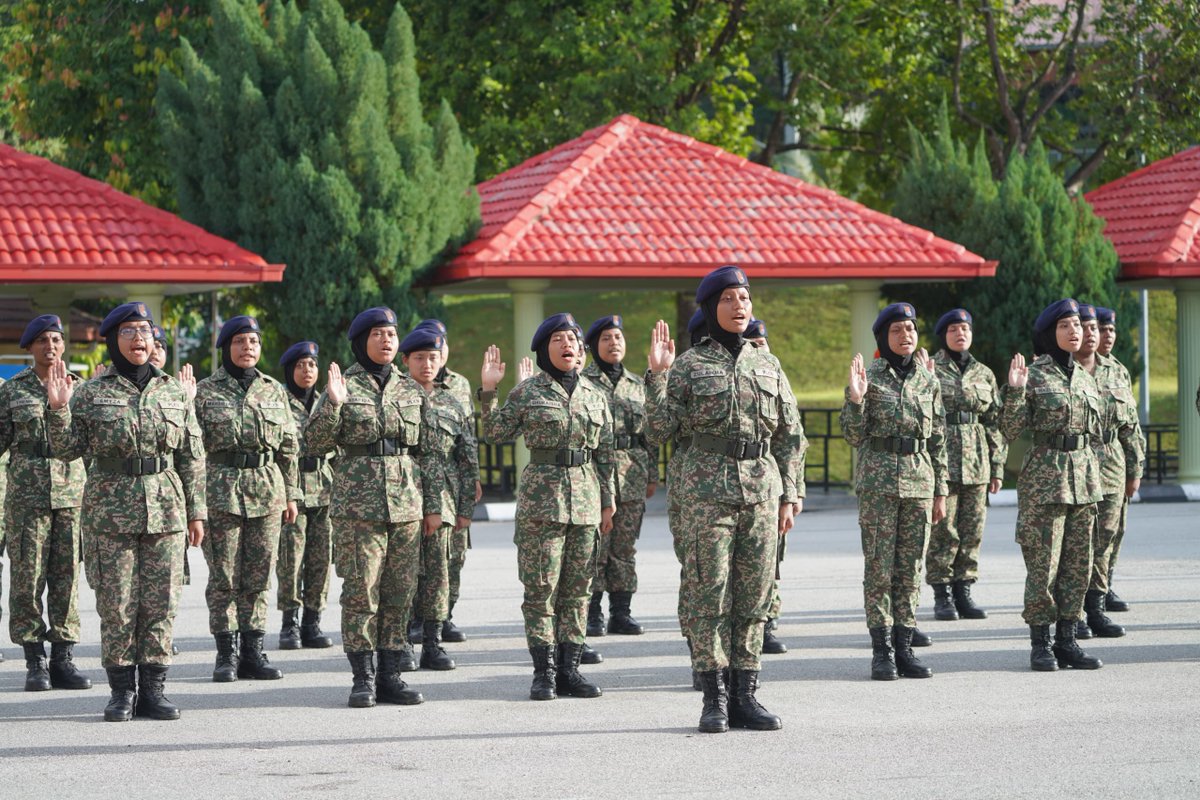 𝐏𝐄𝐑𝐁𝐀𝐑𝐈𝐒𝐀𝐍 𝐓𝐀𝐌𝐀𝐓 𝐋𝐀𝐓𝐈𝐇𝐀𝐍 𝐏𝐑𝐎𝐆𝐑𝐀𝐌 𝐋𝐀𝐓𝐈𝐇𝐀𝐍 𝐊𝐇𝐈𝐃𝐌𝐀𝐓 𝐍𝐄𝐆𝐀𝐑𝐀 (𝐏𝐋𝐊𝐍) 𝟑.𝟎 𝐒𝐈𝐑𝐈 𝟏/𝟐𝟎𝟐𝟓

KUALA LUMPUR, 25 Februari 2025 – Timbalan Menteri Pertahanan, YB Adly Zahari telah menyempurnakan Perbarisan Tamat Latihan Program