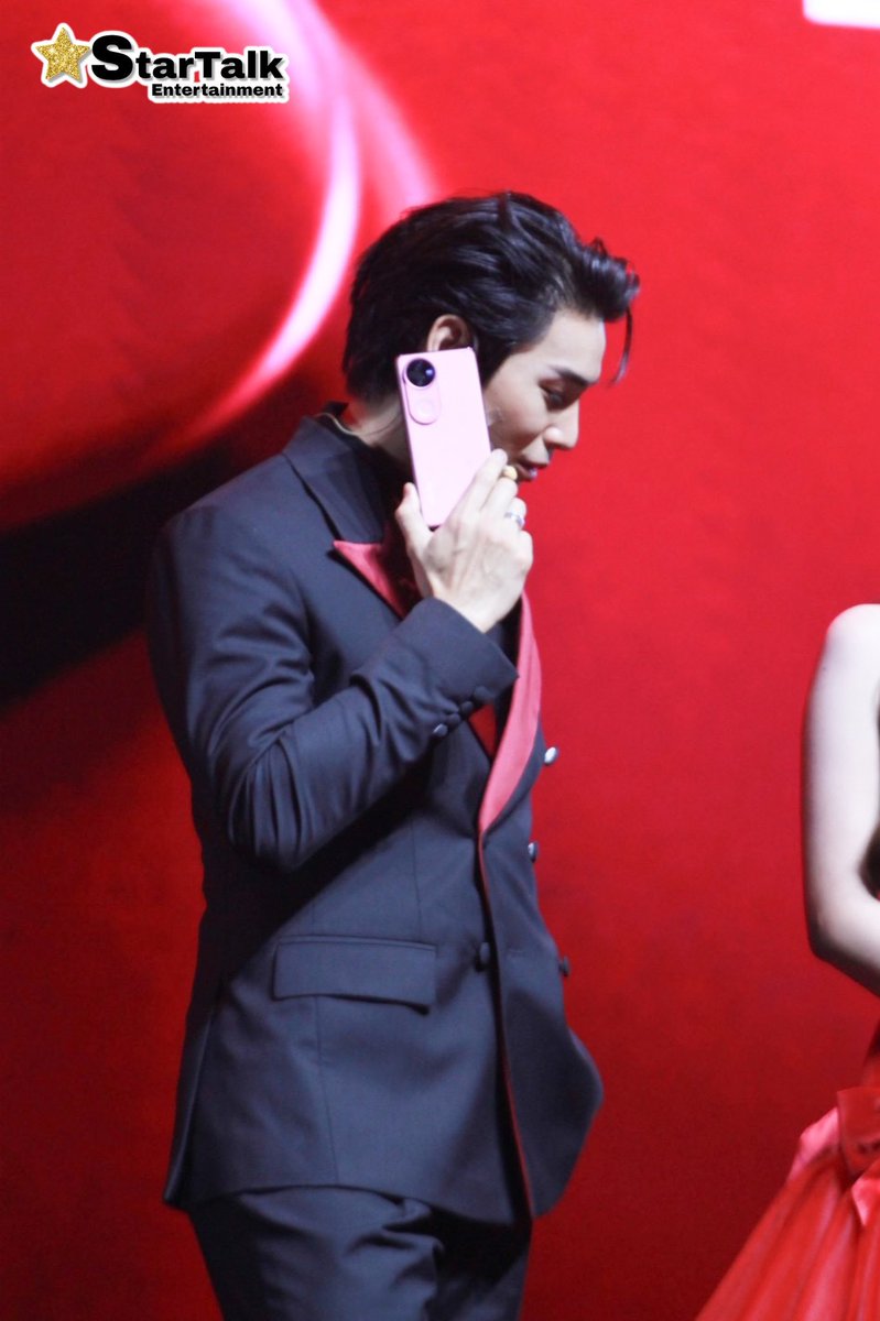 เท่เกินคุณน้า! “อาโป ณัฐวิญญ์” ในงานเปิดตัวสมาร์ตโฟนรุ่นล่าสุดจากตระกูล V Series อย่าง vivo V50 ภายใต้คอนเซปต์ 'ถ่ายที่รักอย่างโปร' 📱✨

REVEAL V50 WITH APO

#vivoV50xAPO
#ApoNattawin
#vivoV50 #ZEISSPortraitSoPro 
#ถ่ายที่รักอย่างโปร