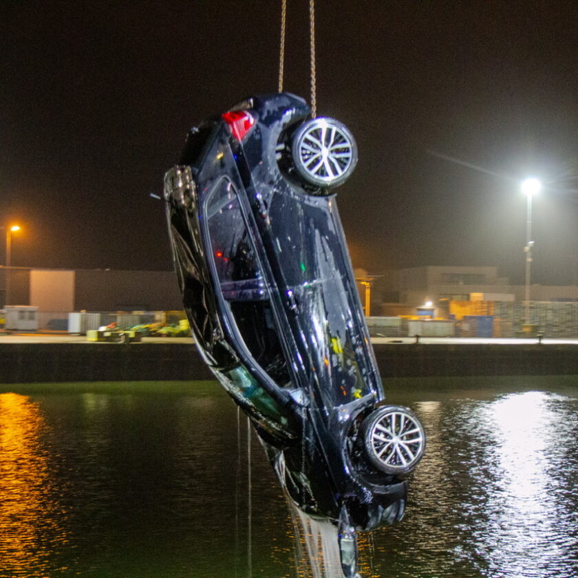 Auto rolt het water in IJmuiden na vergeten handrem