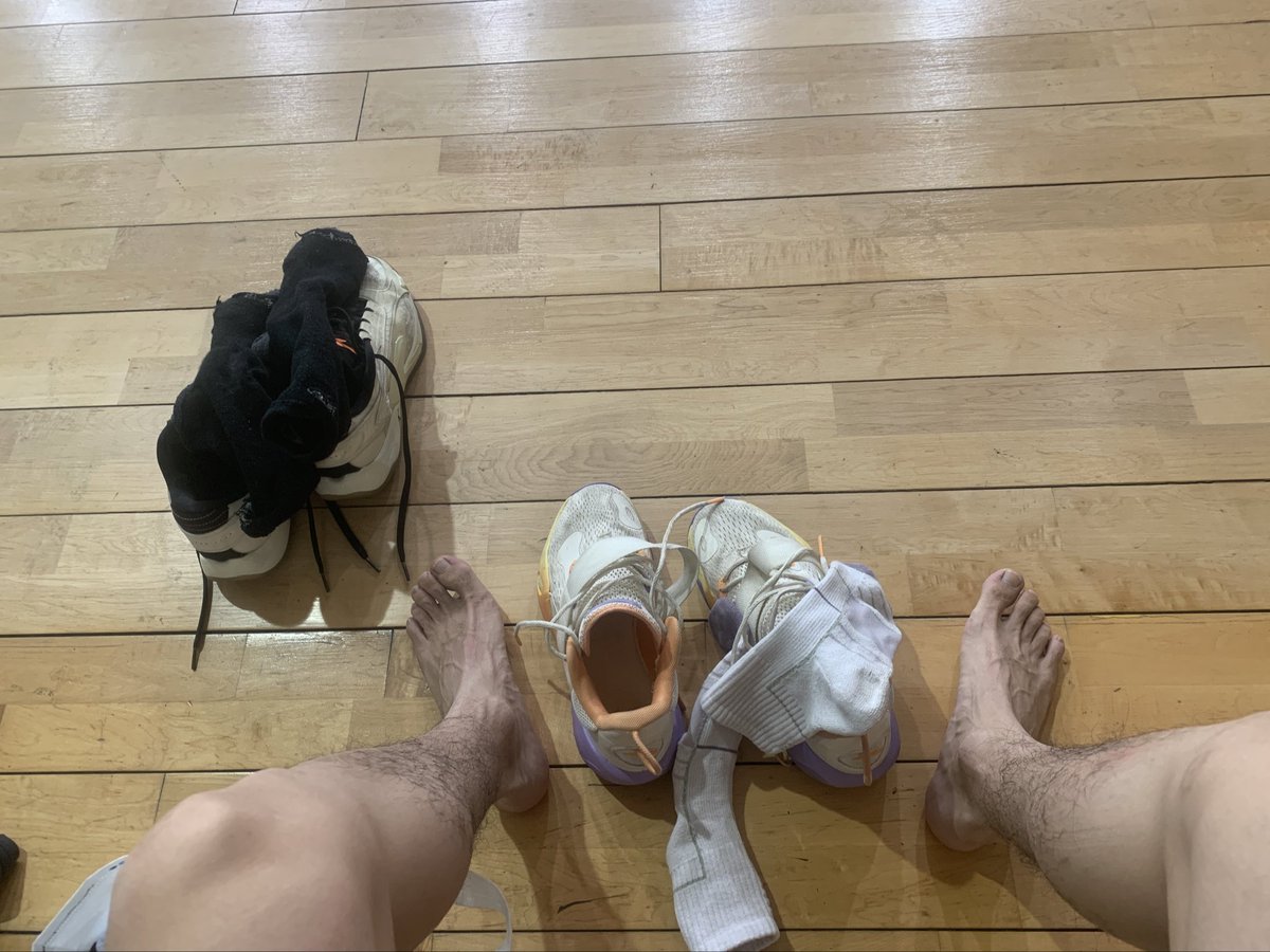 die_findom's tweet photo. 刚打完球，闷了两个小时，都是脚汗，脱下来可以看到汗气升腾，这时候傻逼恋臭绿王八们就该凑过来给野爹除臭了
#ATM奴 #绿帽奴 #恋臭 #汗脚祖宗 https://t.co/6EhdNQRVSK