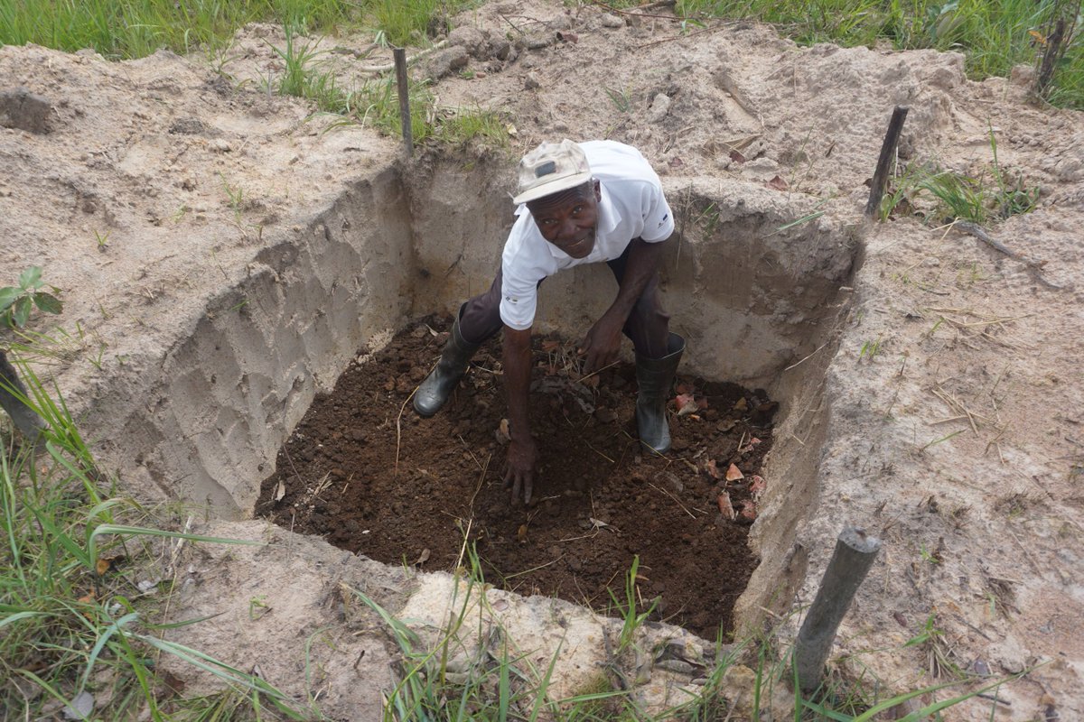 AuHCSouthAfrica's tweet image. 🌱 Turning waste into clean energy &amp;amp; growing a resilient future!

Funded through our #DirectAidProgram, the Chitanda project in Angola is helping farmers enhance food security with climate-smart techniques &amp;amp; biogas technology.

More food, less waste, clean energy! 🌍