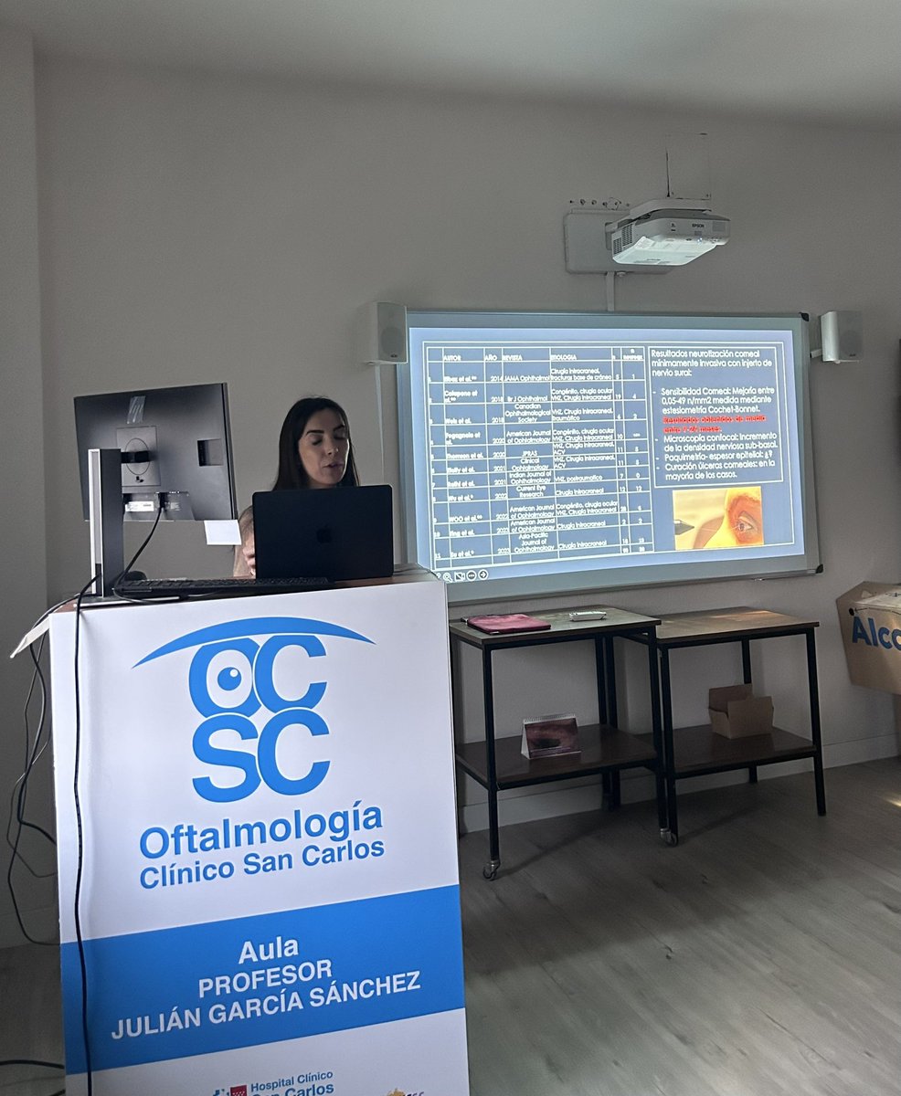 Sesión multidisciplinar. La Dra. Trapero, de cirugía plástica, nos pone al día en neurotización corneal, procedimiento clave en queratopatia neurotrófica.