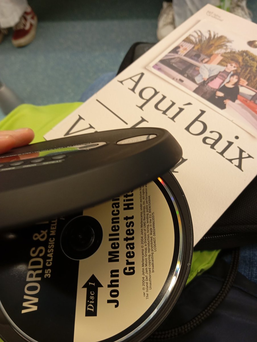 Què serien els matins sense la música i els llibres? Al metro en bona companyia. Llegint <a href="/laiaviab/">Laia Viñas</a> i escoltant <a href="/johnmellencamp/">John Mellencamp</a>.