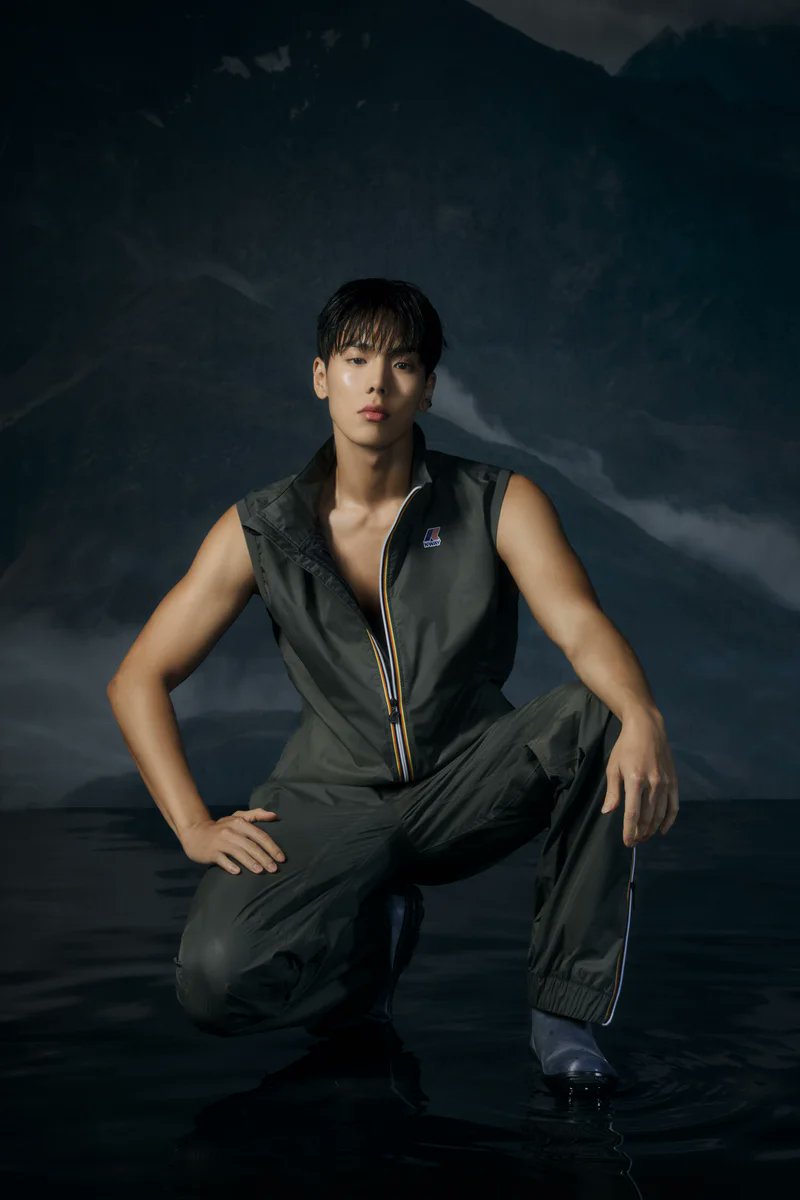 ann_kitteh's tweet image. Someone correct me if I'm wrong but isn't @OfficialMonstaX #Shownu the very first idol to actually WALK three of the Big Four Fashion Weeks - New York, Paris AND Milan - and not just sit in attendance? 😳

#SHOWNUxMilanFW25 #SHOWNUxKWay #MilanFW25