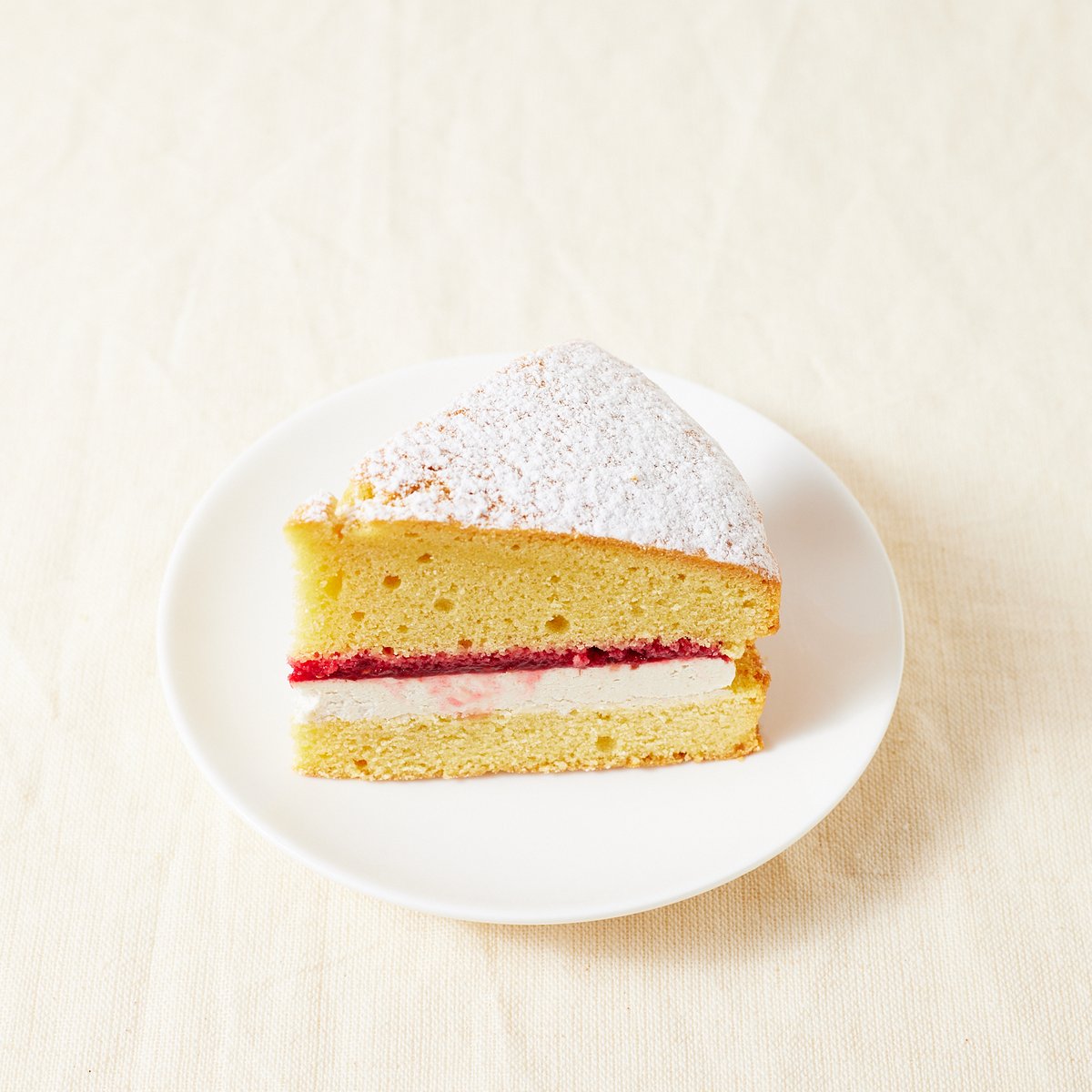 【tea drop】ヴィクトリアスポンジ
手作りのラズベリーとリュバーブの甘酸っぱいジャムをバタークリームとサンド。
スポンジ部分がしっとりほろほろとした口どけで、卵っぽさ？のような風味の濃さを感じました。
甘すぎないのでぺろりと食べれてしまいます
#スコパ #英国展 ＃ビクトリアケーキ