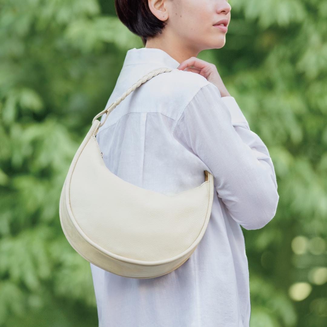 ゆたかなシボ感のあるレザーで仕立てたバッグに、新色が仲間入りしま