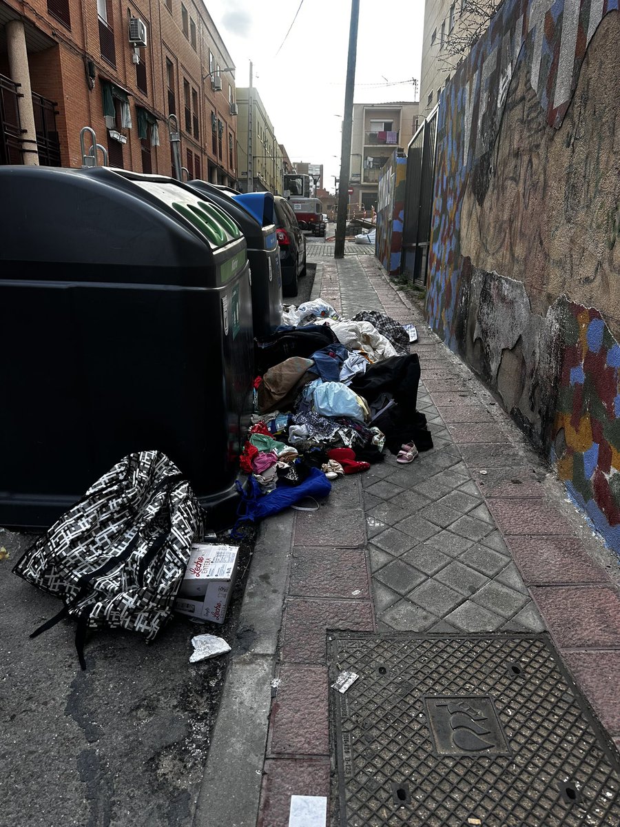myry_96's tweet photo. @Lineamadrid montones de ropa al lado de contenedores en calle palmera
23 gracias https://t.co/vTTtpsFItH