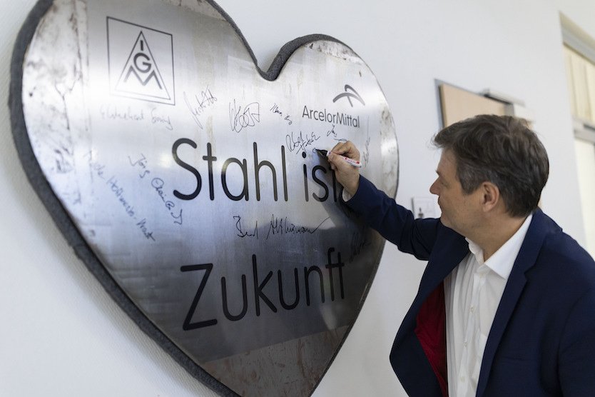 Herr Habeck war der beste Kanzler den wir nie hatten.

Sehr geehrter Herr Habeck, 
Sie haben meinen Respekt und meine Hochachtung.
Danke für den Versuch, Politik an der Sache orientiert zu machen. 
Danke für den Verzicht auf Lügen und Fake News, 
Danke für das Anstoßen vieler