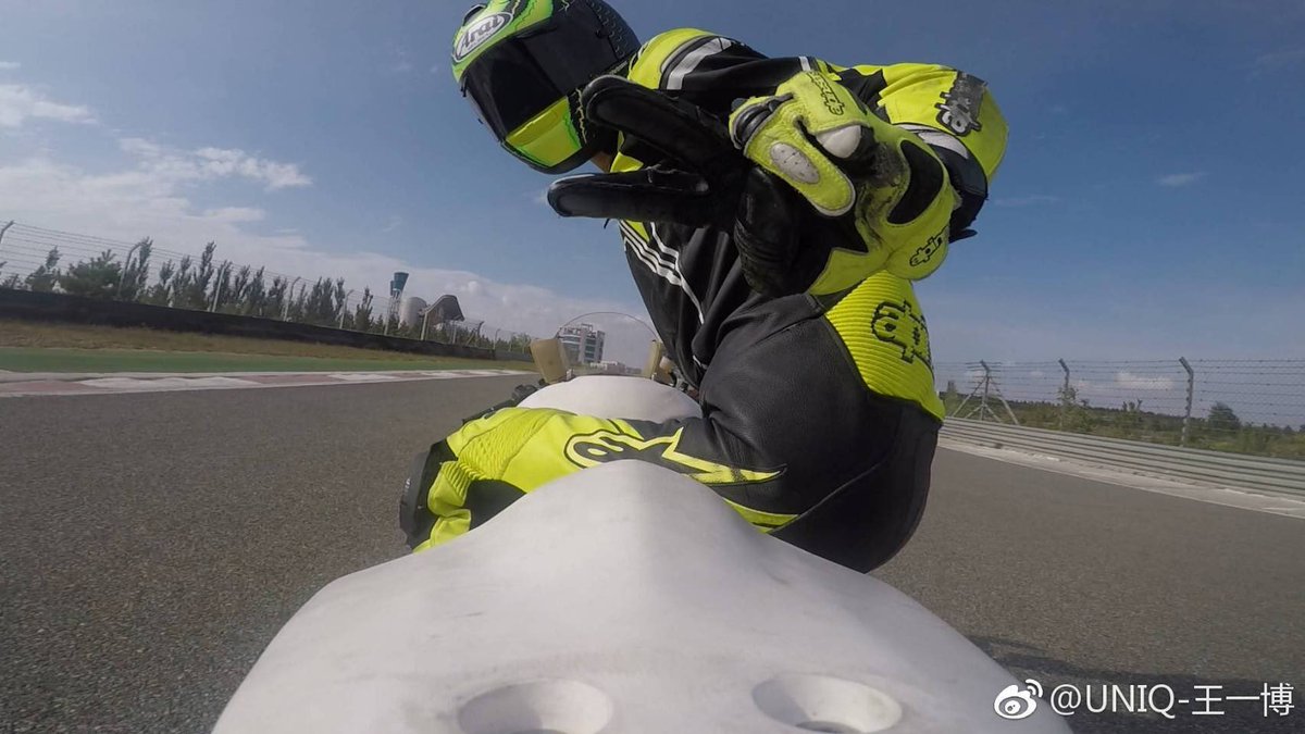 yibo5588's tweet photo. จะชุดไหนคันไหนก็เท่ตลอด🏍️🏍️
#หวังอี้ป๋อ #王一博 #WangYibo https://t.co/9G3Y3vQaxP