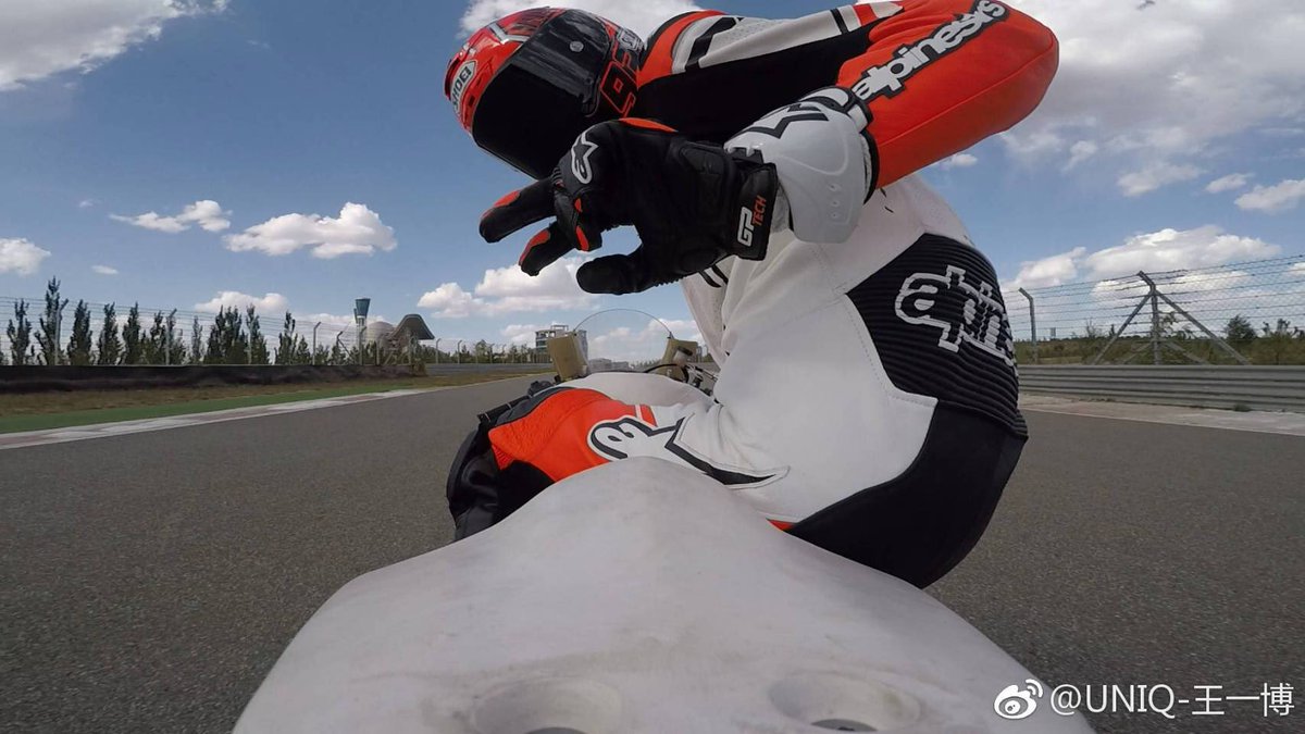 yibo5588's tweet photo. จะชุดไหนคันไหนก็เท่ตลอด🏍️🏍️
#หวังอี้ป๋อ #王一博 #WangYibo https://t.co/9G3Y3vQaxP