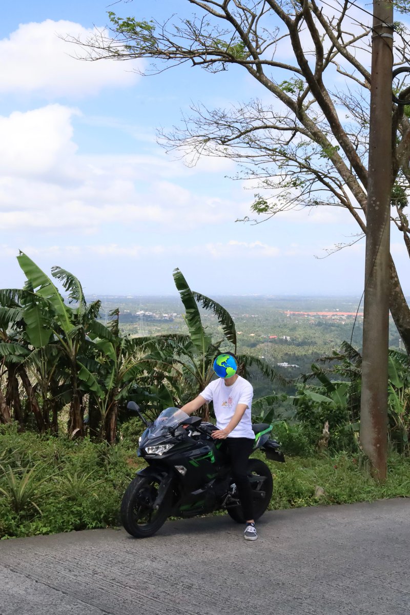 PTX_xyz's tweet photo. バイク借りてマニラから2時間くらいの避暑地タガイタイまで来ました🏍️

今日の愛馬は2年半ぶりのNinja 400！

2ケツでフィリピン走るのなかなか無い経験で楽しい😸

フィリピンの田舎の方は沖縄の離島走ってるみたい
マニラ近郊はエグい交通量とすり抜けの嵐😱

#Kawasaki #Ninja400  #虎🐅 https://t.co/5qadFtdzAQ