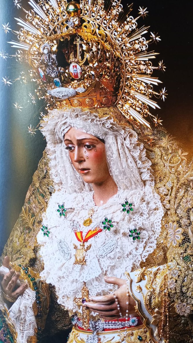 Viene la Macarena
Quiso el encanto,
Que la luz de la aurora
Fuera en su manto.

!Cuanta alegría.
Esa luz de los cielos
Por compañía.!   
......
M. Melado <a href="/manuelmelado/">Manuel Melado Prado</a> 
#NosotrosALoNuestro #DeMacarenasManeras