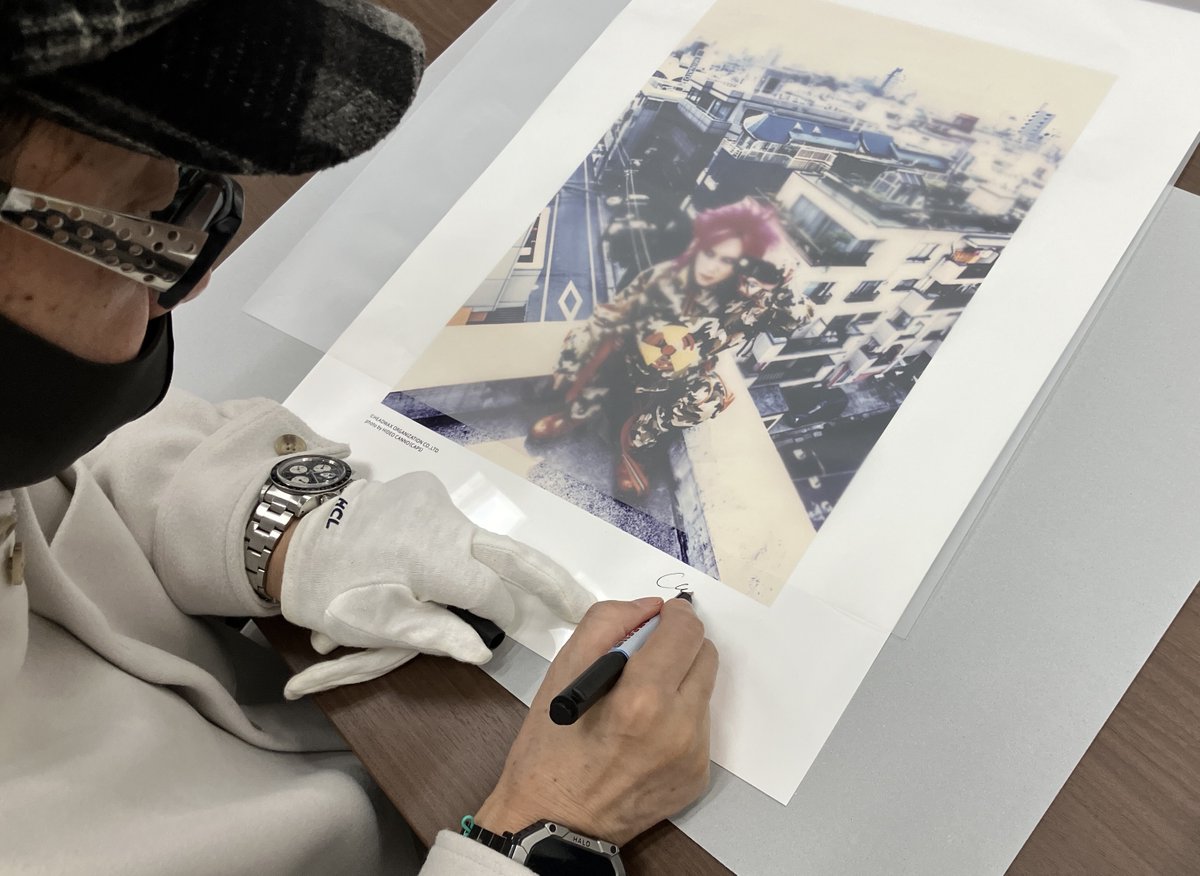 _psychovision_'s tweet photo. 【PSYCHOVISION hide MUSEUM Since 2000】in福岡
額装写真をご注文いただいたお客様へ🖼️

額装商品の製作進行中⏩️
カメラマンの管野秀夫さんにサインを頂きました✨
３月中旬以降に順次発送を予定しています📦
お手元に届くまでもう暫くお待ちください💝

#hide #PSYCHOVISION #hideMUSEUM https://t.co/W8HIlZrS0l