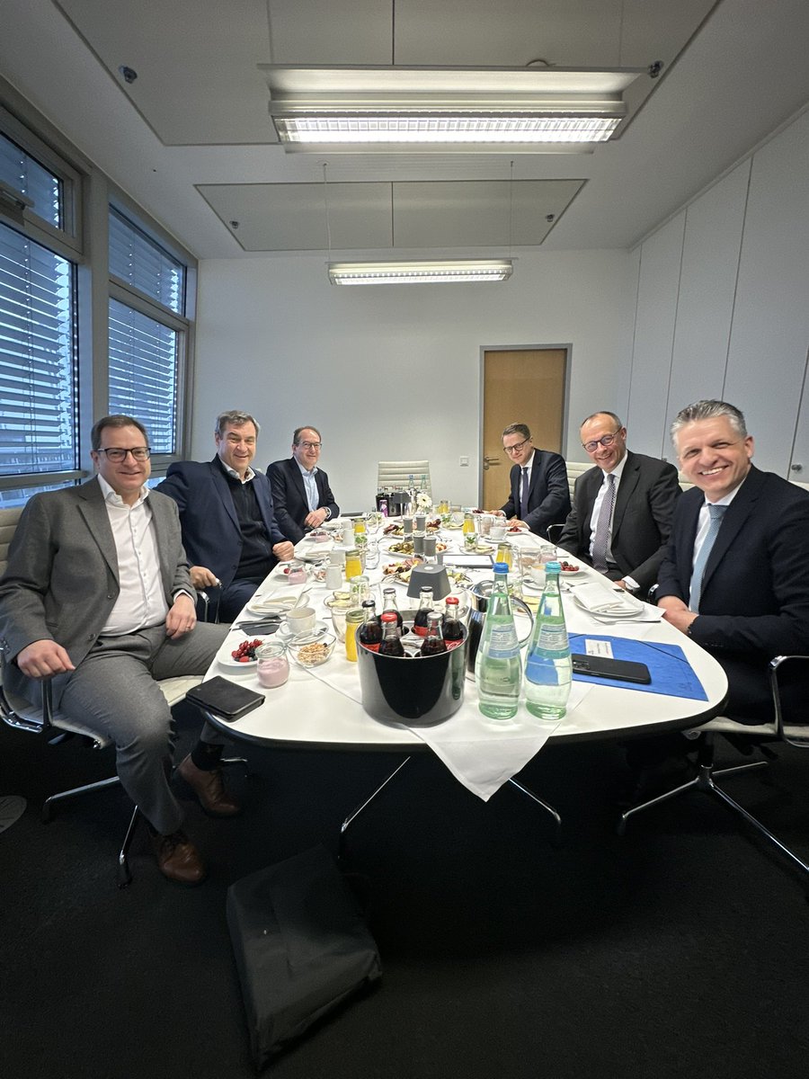 Wir sind bereit für einen Politikwechsel in Deutschland. Enge Abstimmung von <a href="/CDU/">CDU Deutschlands</a> und <a href="/CSU/">CSU</a> heute Morgen im Konrad-Adenauer-Haus in Berlin. <a href="/_FriedrichMerz/">Friedrich Merz</a> <a href="/MartinHuberCSU/">Martin Huber</a> <a href="/thorsten_frei/">Thorsten Frei</a>