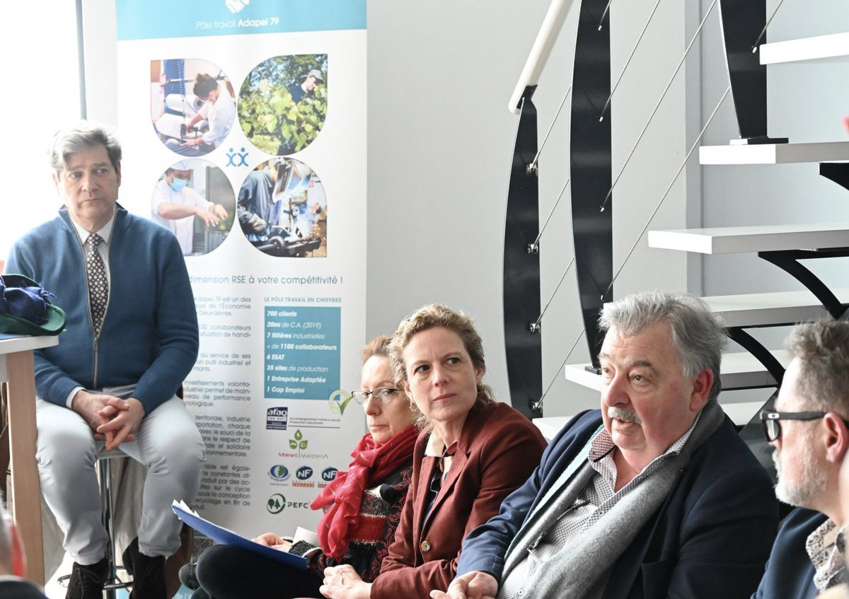 A l’occasion des 20 ans🎉la #loi du 11 février 2005 pour l'égalité des droits et des chances des personnes handicapées, la directrice départementale des Deux-Sèvres de l’ARS Nouvelle-Aquitaine a participé à un événement mettant en valeur les avancées permises par cette #Ioi.