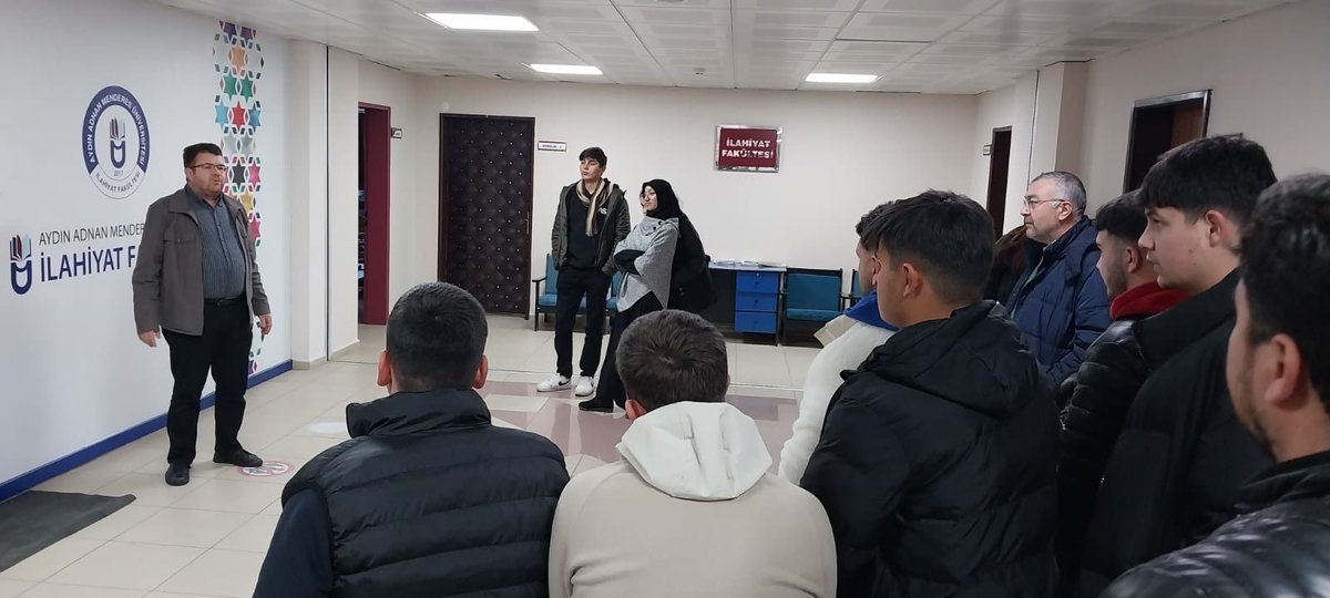 Nazilli Şehit Sümer Deniz Anadolu İmam Hatip Lisesi Öğrencilerinden Fakültemize Ziyaret
Ziyaret kapsamında öğrenciler, fakültemizin akademik yapısı, bölümleri ve eğitim olanakları hakkında bilgi alma fırsatı buldu.