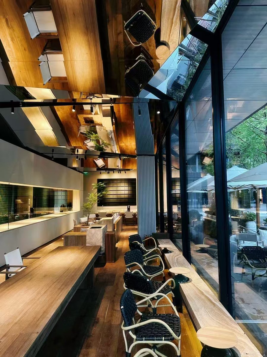 Moorgen creates an intelligent experience for the coffee shop. One - click to activate the scene mode, with intelligent control of lighting and temperature. ☕✨

#moorgen #project  #smartbuildings #solutions #intelligence #automation