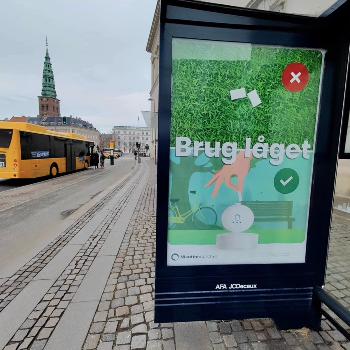IngerSFleischer's tweet image. Brug låget og brug skraldespanden 🚮
Der er indbygget skraldespand i låget på alle nikotinposedåser og ingen gode grunde til at smide sit affald fra sig.
Nikotinposer lugter ikke og udgør ingen brandfare, så brug låget i dåserne eller kom den brugte pose i lommen – de hører…