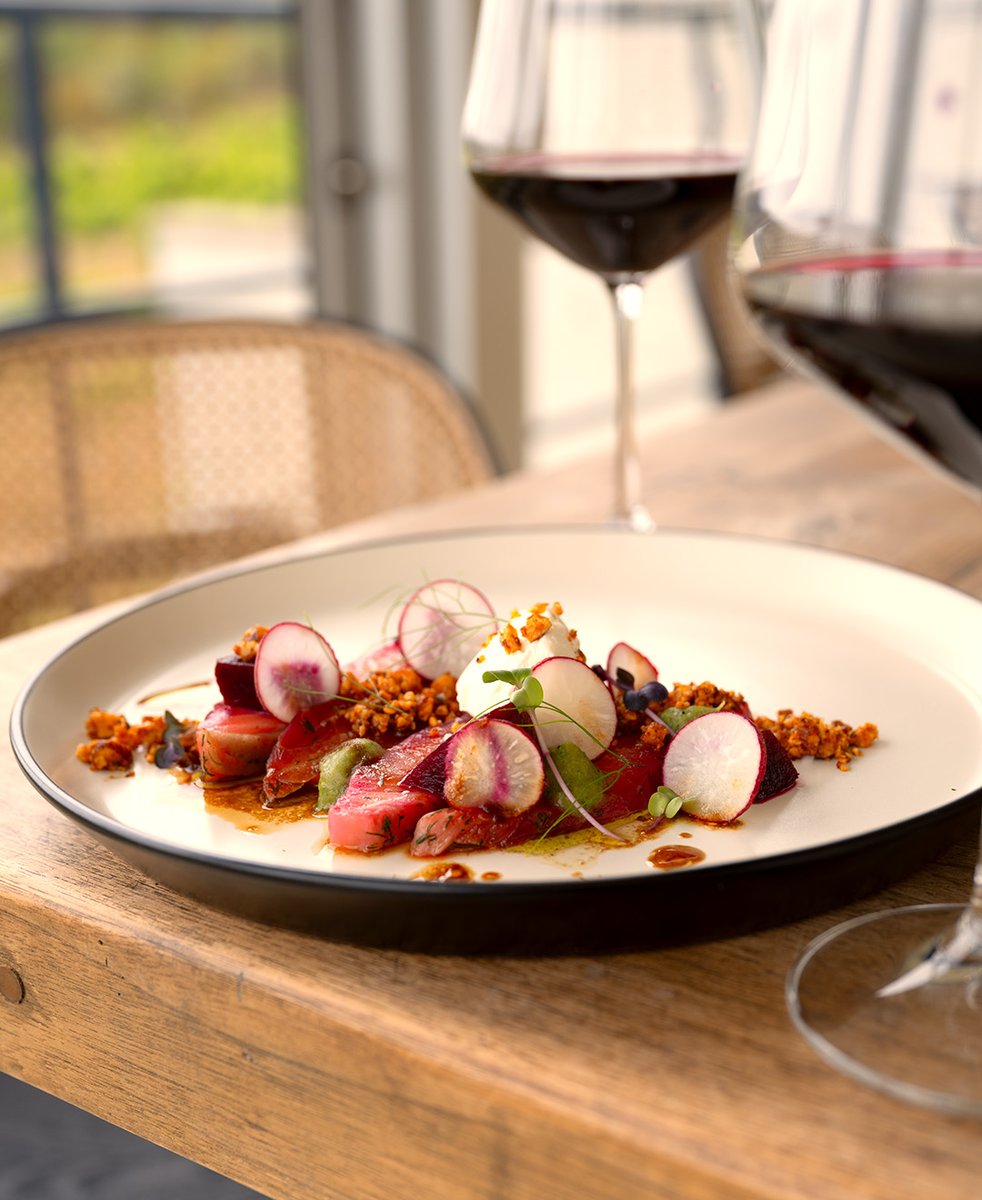 A symphony of flavour, colour, and craftsmanship. Our Beetroot Cured Salmon, paired with Anysbos Goat’s Cheese and Dukkha, finds its perfect match in our Syrah—where vibrant freshness meets refined depth.
#LaViergeWines #TasteHemelEnAarde #WineAndDine #CulinaryCraft