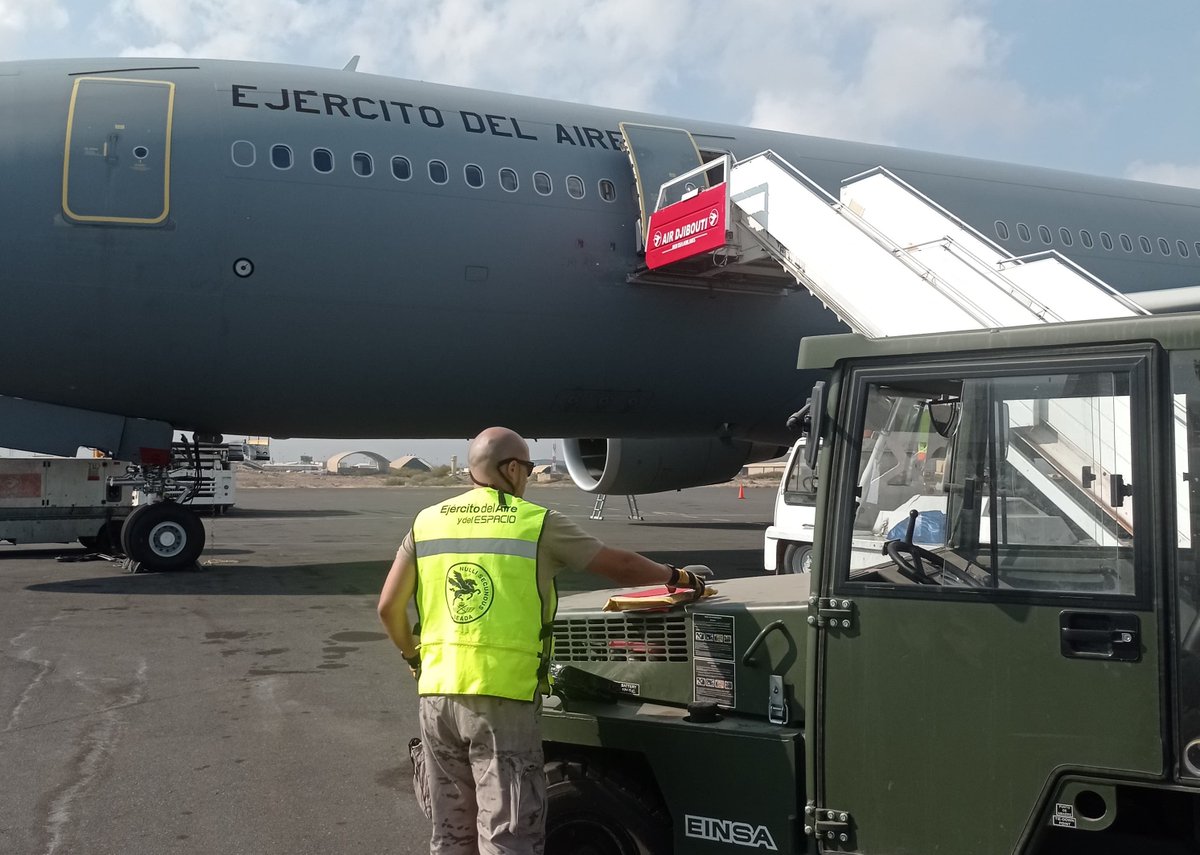 EMADmde's tweet photo. Despedimos el día en #Yibuti, donde los militares 🇪🇸 del #DATOrión🇩🇯 apoyan a las rutas logísticas del @EjercitoAire preparando las cargas para su envío. También se encargan de manejar las entradas y salidas de material desde y hacia territorio nacional.#MOPS https://t.co/soDtnvSGO6