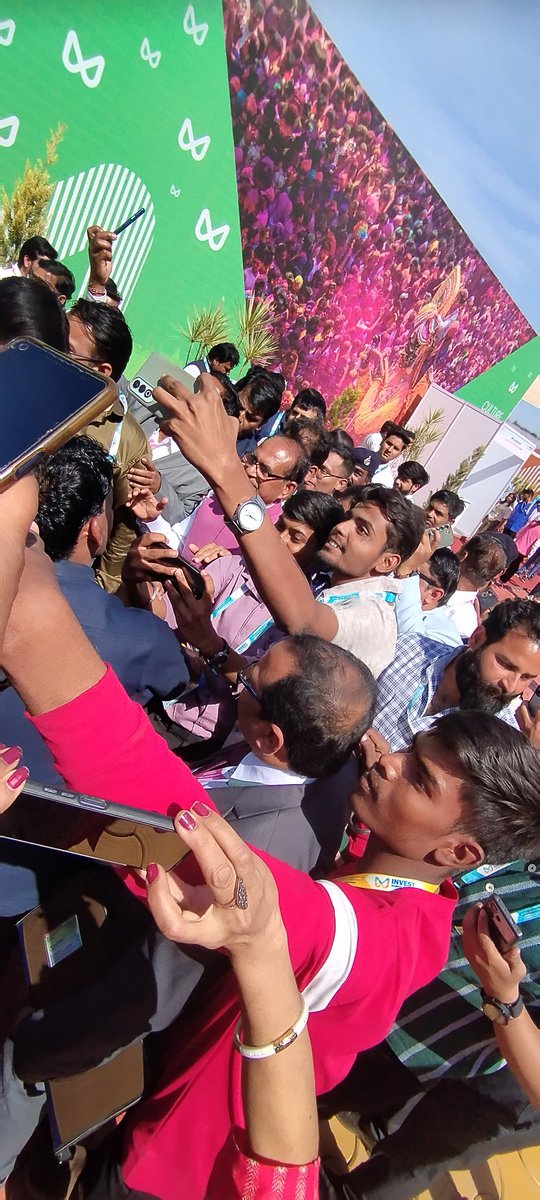 aboutsandeep123's tweet photo. Former Chief Minister Shivraj Singh Chouhan took almost 30 minutes to cover a distance of just 40 steps due to the massive crowd at the Global Investors Summit (GIS) in Madhya Pradesh. People were chanting  Mama... Mama with every step taken.
#GISMP2025 https://t.co/LqILYeVaPt