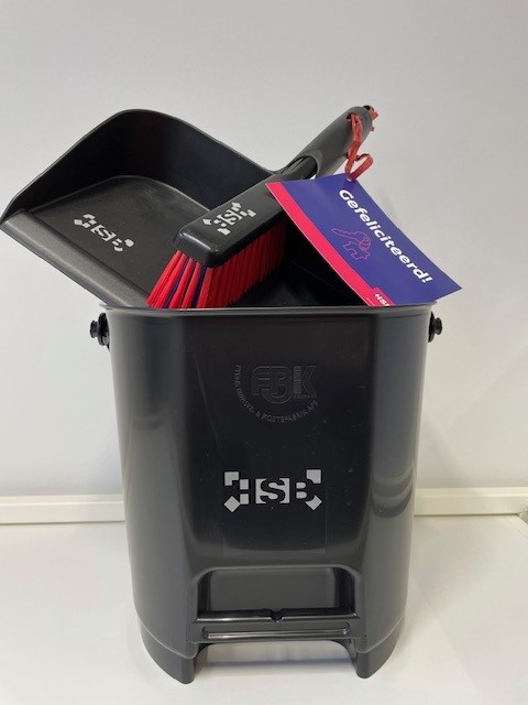 Duurzaam oplevergeschenk. Een op maat gemaakt cadeau, om jarenlang plezier van te hebben.

Leuk weetje: op onze bouwplaatsen scheiden wij het afval en dit afval is weer gebruikt voor het produceren van de schoonmaakset.

#circulair #duurzaam #recycling

youtu.be/s8e7R1G7tUU