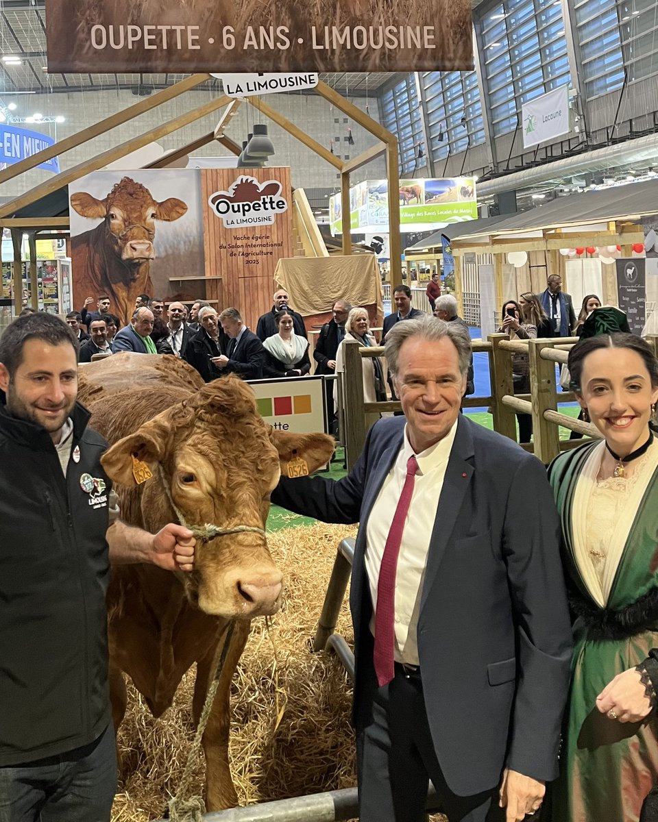 Bien arrivé au Salon de l’Agriculture, avant d’inaugurer notre stand Région Sud, étape obligatoire : une rencontre avec Oupette, star du Salon 👋🐮

La limousine de 6 ans est belle et fière ! Magnifique égérie de nos terroirs.
