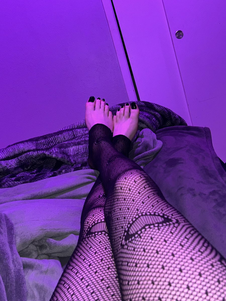RipNBl33d's tweet photo. These perfect feet fucking own you 

Youd bow down and kiss them a million times if i wanted.

Id have you spit shine my soles every 20 minutes to keep them shiny and soft 

After all, that is all youre fuckin good for 🤣🤣🤣 https://t.co/L0X6NArKBN