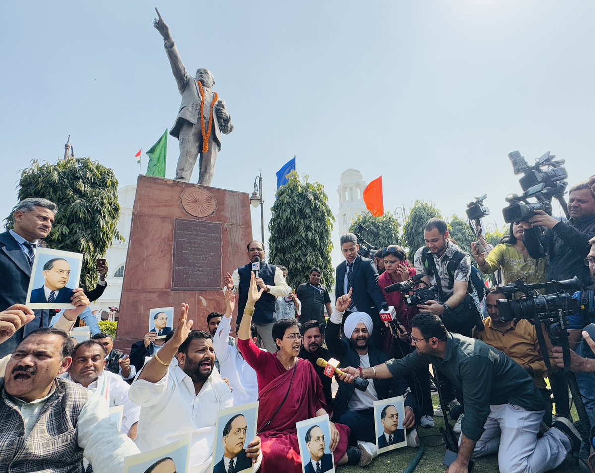 JarnailSinghAAP's tweet photo. “भाजपा के पास जवाब नहीं है कि क्यों मुख्यमंत्री कार्यालय से बाबा साहब भीमराव अंबेडकर जी और शहीद भगत सिंह जी की तस्वीरें हटाई गई,
आज दिल्ली विधानसभा में बाबा साहब और भगत सिंह जी के नारे लगाने पर हमें निष्कासित कर दिया गया और मोदी मोदी के नारे लगाने वालों को नहीं,
साफ जाहिर है कि भाजपा भगत सिंह जी की और बाबा साहब की सोच से कितना डरती है”
बाबा साहब और शहीद भगत सिंह जी का अपमान नहीं सहेंगे.. इंकलाब जिंदाबाद 

#delhiassembly #ambedkar #bhagatsingh #bjpshame

@ArvindKejriwal @AamAadmiParty @AtishiAAP
