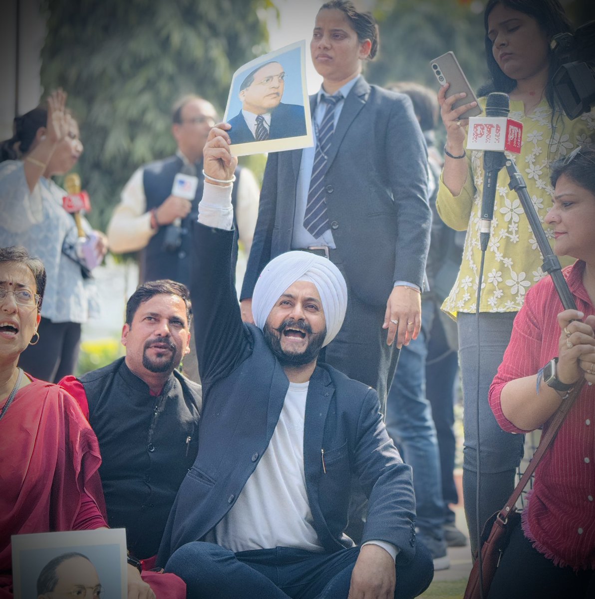 JarnailSinghAAP's tweet photo. “भाजपा के पास जवाब नहीं है कि क्यों मुख्यमंत्री कार्यालय से बाबा साहब भीमराव अंबेडकर जी और शहीद भगत सिंह जी की तस्वीरें हटाई गई,
आज दिल्ली विधानसभा में बाबा साहब और भगत सिंह जी के नारे लगाने पर हमें निष्कासित कर दिया गया और मोदी मोदी के नारे लगाने वालों को नहीं,
साफ जाहिर है कि भाजपा भगत सिंह जी की और बाबा साहब की सोच से कितना डरती है”
बाबा साहब और शहीद भगत सिंह जी का अपमान नहीं सहेंगे.. इंकलाब जिंदाबाद 

#delhiassembly #ambedkar #bhagatsingh #bjpshame

@ArvindKejriwal @AamAadmiParty @AtishiAAP