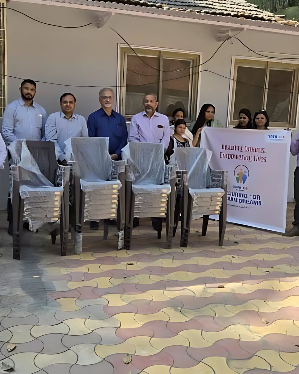 TataAIA_Life's tweet image. As part of our #PledgeToProtect initiative, Tata AIA’s Pune team came together for a cause that truly matters!

💙 280+ advisors, leaders, and employees walked 3 km, spreading the message of "Insurance for All Indians."
🩸 Organized 4 blood donation camps, collecting 126 units to