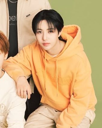 renjeonah's tweet photo. finally! renjun for superdry~ 💛 https://t.co/VRocNwvbz5