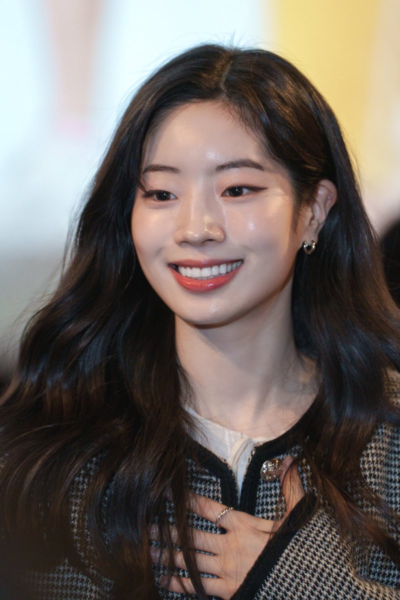 twicerunner's tweet image. 250221 트와이스 다현
"그시절, 우리가 좋아했던 소녀" 무대인사
학생 때 추억이 몽글몽글 떠올라 영화 보는 내내 즐거웠고, 다현 선아도 너무너무 예뻤다!!
#트와이스 #다현 #TWICE #DAHYUN
#그시절우리가좋아했던소녀
#YouAretheAppleofMyEye