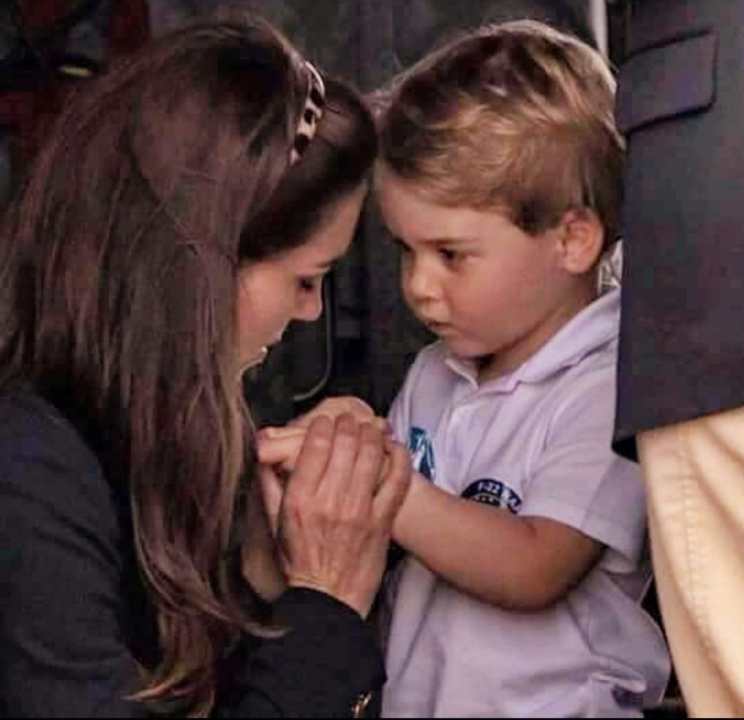 Fibutton's tweet photo. Timeline cleanser, one of my favourite photos of the Princess of Wales and Prince George. Her gentle look of loving concern, and his of absolute trust that his Mum will make everything better, is utterly beautiful to see... 🥰❤ https://t.co/EttxSjD6tz