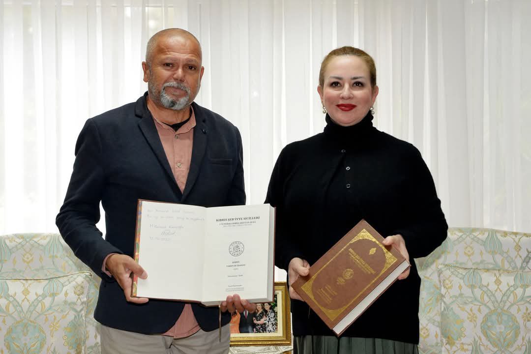 Mustafa Kemal Kasapoğlu Prof. Dr.Soyalp Tamçelik ile birlikte yayına hazırladıkları Kıbrıs Vakıflar  İdaresi tarafından yayınlanan "KIBRIS ŞER'İYYE SİCİLLERİ " kitaplarının 1. ve 2.kısmını takdim etti kendilerine bu kıymetli çalışma için teşekkür ederim.