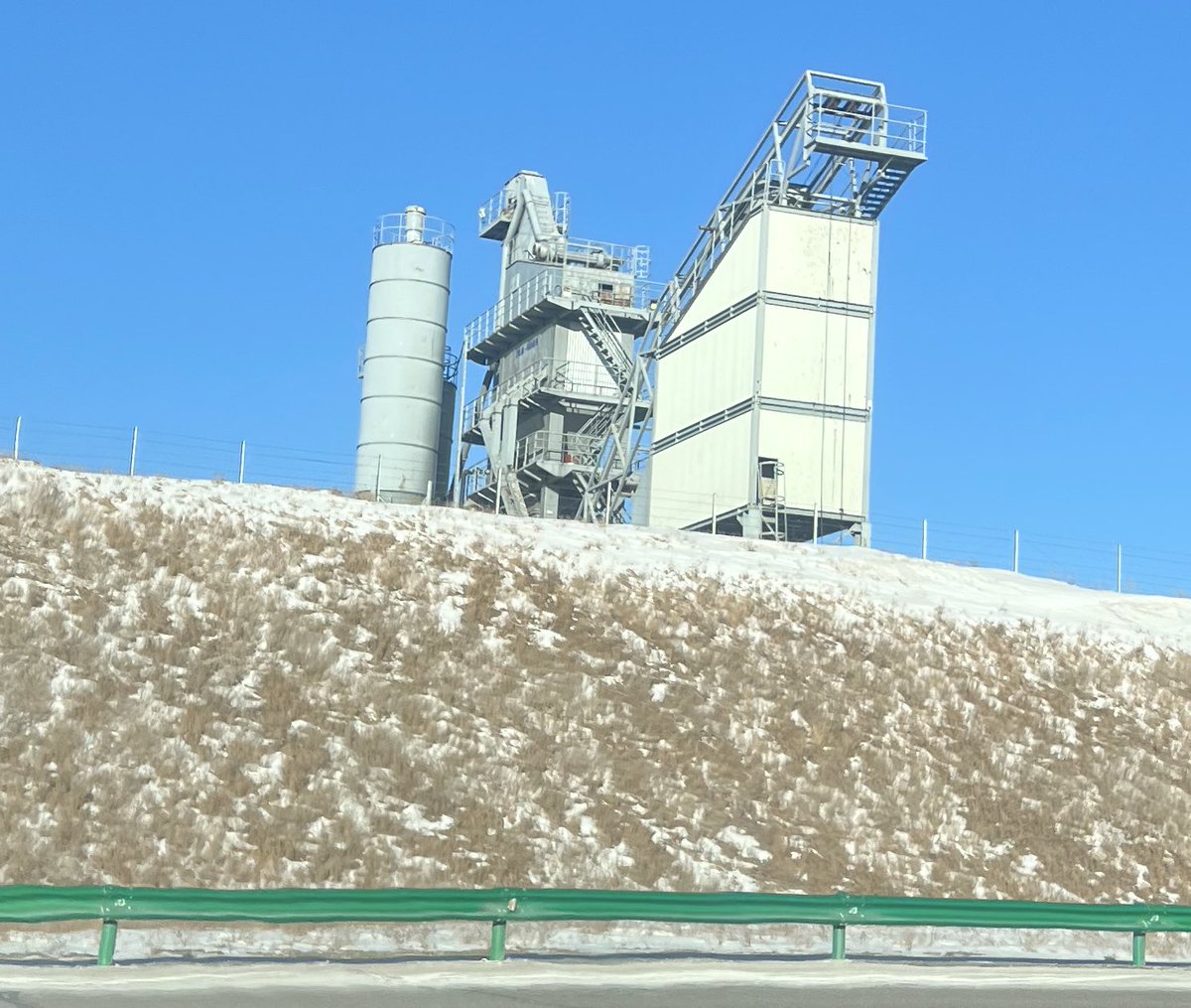 Нөгөө хятад бичиг алга болцон байна уу эсвэл би дутуу харсан уу?