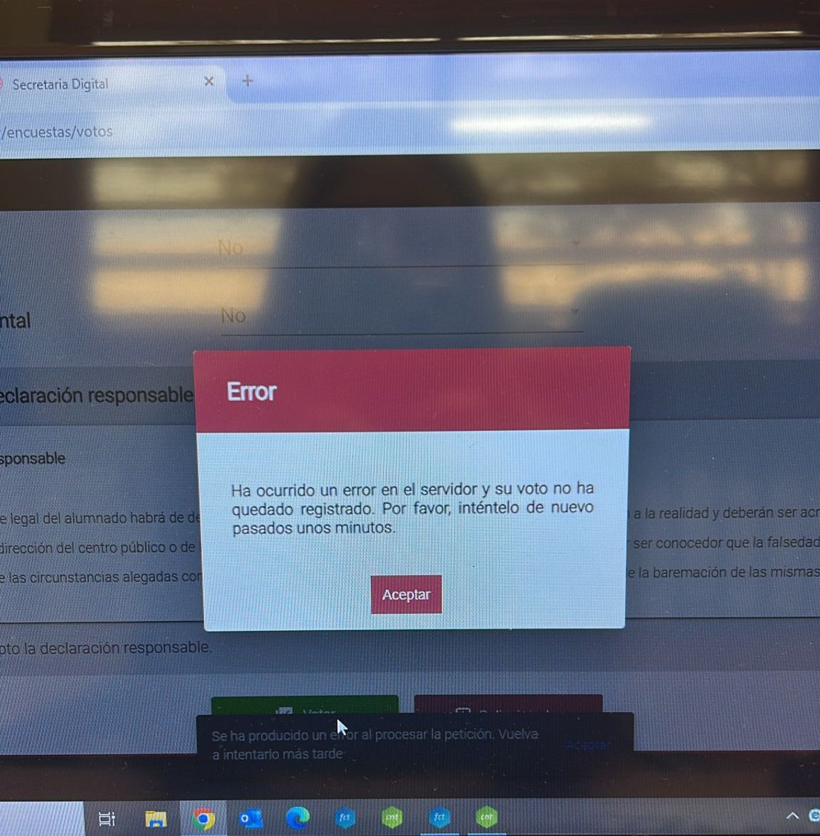 gerardfullana's tweet image. Milers de famílies sense poder votar, la plataforma dona errors.

Ho advertirem al TSJ, esta consulta no té garanties democràtiques.

No fan ni una bé.