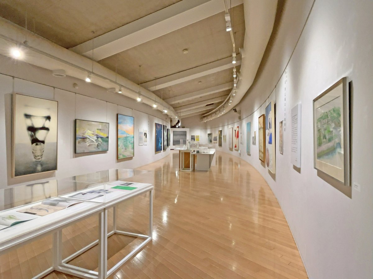 kh_museum's tweet photo. 企画展「はるひ絵画公募展アーカイブ1999―2021　絵描きとともに」は終了いたしました👋
2/25(火)～3/3(月)は休館いたします。
3/4(火)からは貸ギャラリーの展覧会が始まります。
https://t.co/B1iBzYZJuJ https://t.co/MZWXMJQueM