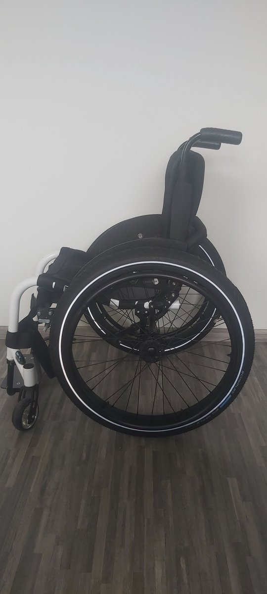 MatboxEurope's tweet photo. 📷 Assurez-vous stabilité &amp; confort sur tous les terrains avec la #OMOBIC BUDDY ! 
Son design FAT offre :
✅ Plus d’adhérence
✅ Un meilleur amorti
✅ Moins d’effort grâce à une répartition optimale du poids
🚀 Dispo sur https://t.co/AsvwM15NDk ! #mobilitéactive #fauteuilroulant https://t.co/aSWTZbBoxm