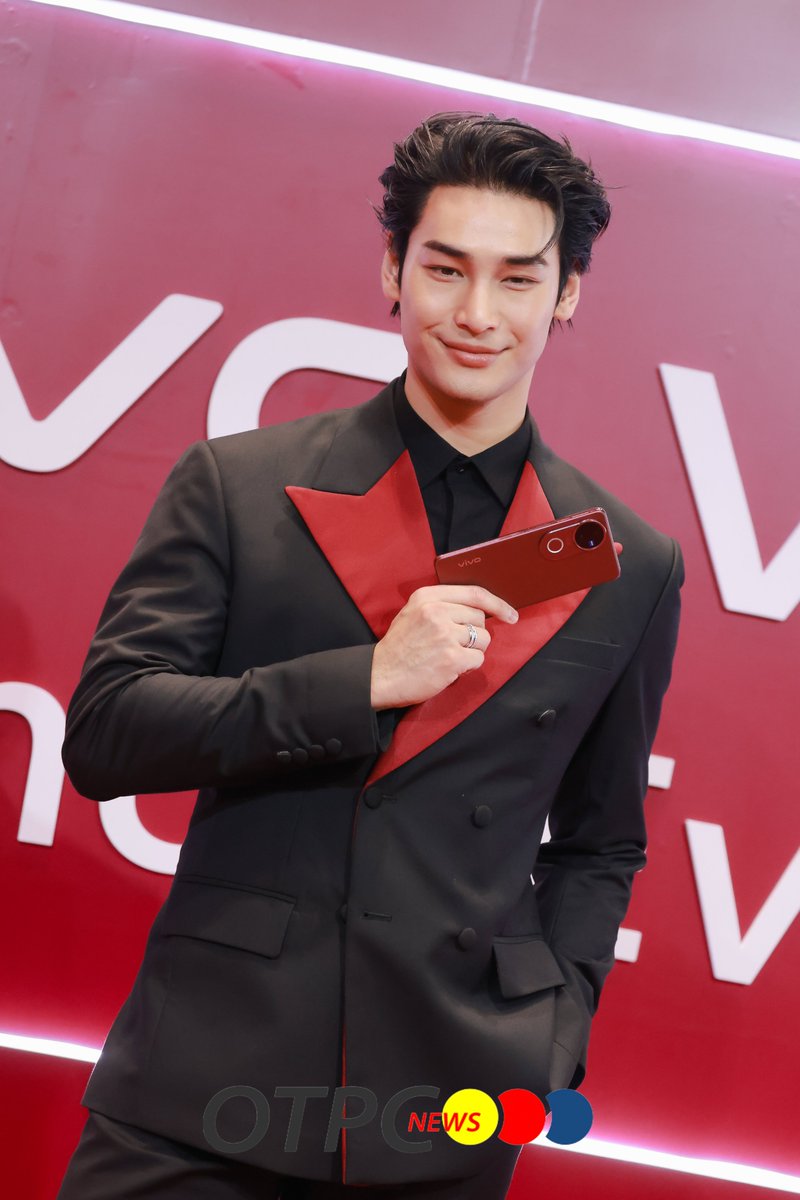 otpcnews's tweet image. "อาโป ณัฐวิญญ์ " VIVO Friends ร่วมเปิดประสบการณ์ใหม่กับ  Vivo 50 ในงาน VIVO V50 LAUNCH EVENT ภายใต้คอนเซปต์ "ถ่ายที่รักอย่างโปร"

REVIEW V50 WITH APO 
#ApoNattawin
#vivoV50xAPO 
#vivoV50 #ZEISSPortraitSoPro 
#ถ่ายที่รักอย่างโปร