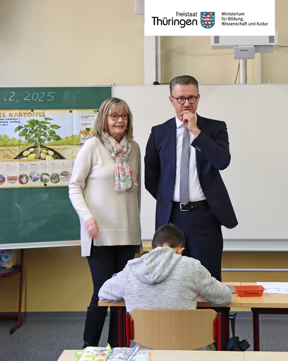 BildungTH's tweet photo. Bildungsminister @Chr_Tischner hat engagierte Schulleitungen im Landkreis #Greiz besucht. ✨🎓Offenes Gespräch über Erfolge &amp; Herausforderungen. „Besonders wichtig, die Stimmen derer zu hören, die für die Bildung unserer Kinder arbeiten.“
▶️ #Dialogtour: https://t.co/tIINjb2xdH https://t.co/DGU1urlnG9