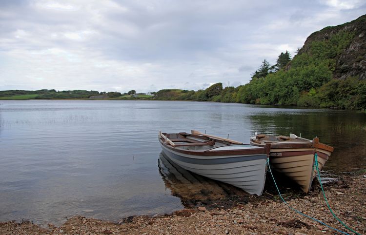welovedonegal's tweet photo. Yesterday's #WhereInDonegal 
from #WeLoveDonegal 💚💛 

was Loch Chionn Droma / #Kindrum Lough 
#Fanad 
#Donegal .

#fishing #boats #monuments 
#Ireland . https://t.co/ElyBgdYzDX