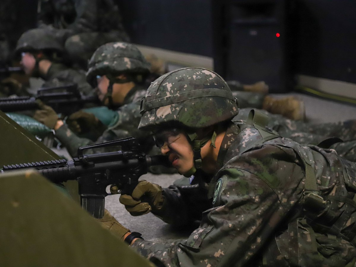 2INFDIV's tweet image. Korean Military Academy cadets and 11th Engineer Battalion soldiers train rigorously to prepare for the Spring Sandhurst competition at the U.S. Military Academy, enhancing their mental and physical readiness for competitive soldier skills.