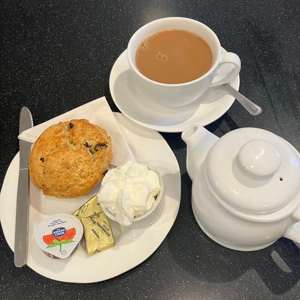 ☕ 🍰 The Champney Treasure House cafe offers lots of delicious treats to fuel your Archives research. Find out more about our cafe on our website: orlo.uk/Rot12