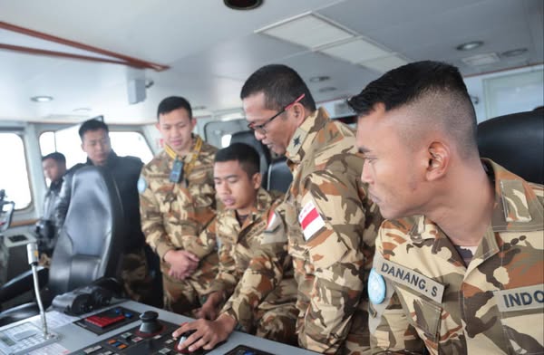 Puspen_TNI's tweet photo. Satgas MTF TNI Konga XXVIII-P/UNIFIL Berhasil Raih Nilai Sempurna Dalam First Semester Evaluation

TNI AL terus berkomitmen dalam menerapkan standar tinggi dalam pembinaan personel, pemeliharaan alutsista, dan pemenuhan seluruh standar PBB. Kali ini, Satgas MTF TNI Konga XXVIII-P/UNIFIL berhasil mendapat nilai sempurna dalam 1st Semester Evaluation yang dilaksanakan di KRI Sultan Iskandar Muda-367 (KRI SIM-367) yang tengah melaksanakan tugas di Area of Maritime Operation, Senin (24/02).

Kegiatan evaluasi ini merupakan metode peninjauan secara langsung yang dilaksanakan meliputi aspek kemampuan kapal dan kompetensi prajurit, situational awareness, command control, information sharing, capacity building, pemahaman terhadap seluruh Standard Operating Procedure (SOP) dan regulasi yang diberlakukan UNIFIL serta berbagai capaian selama operasi kapal dan proyeksi ke depan.

Tim evaluator dipimpin oleh DMTFC COS Kolonel Laut (P) Indra Dharma didampingi staf MTF meliputi N1 LCDR Dani Setyo, N2.1 LCDR Afjal Farid, N3 LCDR MD Fahiuzzaman, N4 CDR Ezgin Yildiz, N5.1 CPO Erdinc Ermis, N6 LCDR Nikolas Fotidis, Gender Advisor MAJ Margret Metselaar, EVAL SO MAJ Soporath Chan dan Watch Keeper 4 Dominic Scheel.

Dalam kesempatan ini, tim evaluator meninjau langsung anjungan, Pusat Informasi Tempur (PIT), dapur, ruang kesehatan, ruang laundry, ruang mesin, bengkel mesin dan elektronika, ruang rekreasi serta akomodasi prajurit. Selain itu, Gender Advisor MAJ Margret Metselaar juga berkesempatan untuk bertatap muka dan melaksanakan gender talk dengan 12 prajurit Korps Wanita Angkatan Laut (Kowal) yang tergabung dalam Satgas MTF TNI Konga XXVIII-P UNIFIL.

DMTFC COS selaku ketua tim memberikan apresiasi atas high level standard yang diterapkan Satgas dalam memenuhi requirement PBB. Tim juga menyampaikan terima kasih dan kesan yang mendalam atas performa impresif kapal dan prajurit selama operasi, termasuk hospitality dan kebersihan kapal.

“KRI SIM-367 dan personel pengawaknya telah sesuai standarisasi PBB secara sempurna tanpa catatan dan sangat kagum terhadap kemampuan kapal yang impresif dan tetap terjaga, seakan-akan berada di kapal baru karena semua sistem kapal berjalan normal dan setiap sudut kapal dalam keadaan bersih dan rapi,” ujar Kolonel Laut (P) Indra Dharma.

“Evaluasi kali ini mencakup aspek konfigurasi dan kemampuan kapal maupun heli, self-sustainment, operational requirement, medical requirement, serta kompetensi pengawak. Seluruh aspek yang diinspeksi berhasil memenuhi standar PBB berdasarkan Letter of Assist terbaru yang diberlakukan sejak 1 Desember 2022″, terang Dansatgas, Letkol Laut (P) Anugerah Annurullah.

#tni
#tniprima