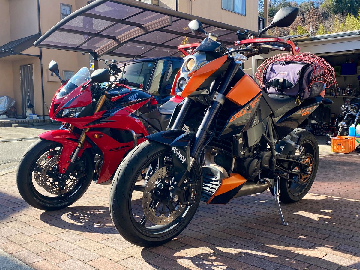 futaninja's tweet photo. ついにCBR600RRお迎えしましたっ!
最初からジムカーナ仕様で、チョーかっこいい!!!😂😂😂
これからはミドルクラス二台体制!楽しみ🥰
#CBR600RR #HONDA #690DUKE #KTM https://t.co/uP7Ok7l3ze