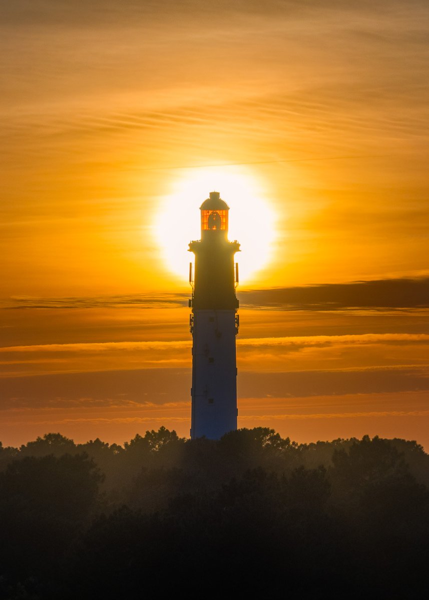 📸 Sunset d’hiver sur le phare du Cap Ferret ⛅️
.
.
2025
.
.
#legecapferret #bassinarcachon #bassindarcachon #sun #sunset #couchedesoleil #capferret #gironde #phareducapferret #phare #sunsetphotography #dji #mavicpro #sunsetlovers #France