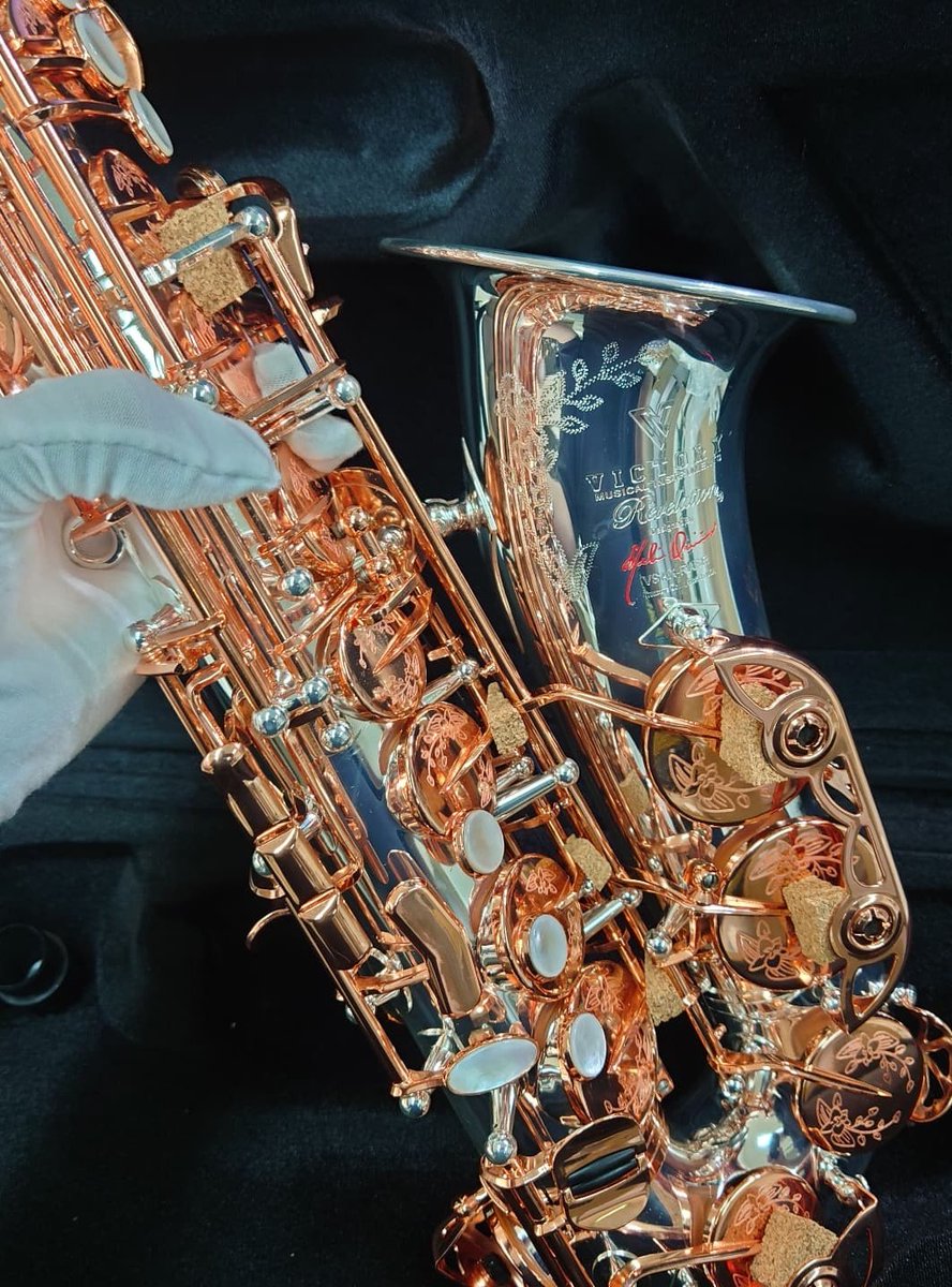 mackey_otoya's tweet photo. VICTORY MUSICAL INSTRUMENTSのアルトサックス🎷銀メッキ/ローズゴールドの豪華仕様✨
レスポンスが良く吹きやすいモデルです❗️
#VICTORYMUSICALINSTRUMENTS #soundhouse #サウンドハウス #サックス #saxophone
https://t.co/drxqA9mJ6p https://t.co/i4fGmg5rb5