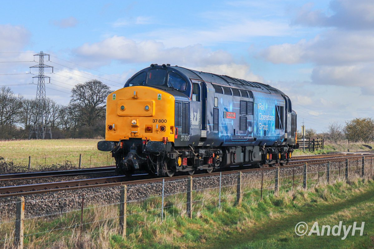 holtona72's tweet image. #TractorTuesday Passing through a pleasantly sunny Uffington, near Stamford, this lunchtime, @RailOpsGroup 37800 'Cassiopeia' running as 0M57 Ely Mlf Papworth Sidings to Derby RTC. #ROG #Class37 @TheGrowlerGroup 25/2/25